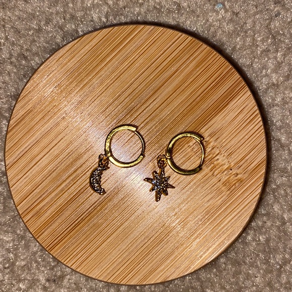 Moon and star dangly gold earrings - Picture 1 of 2
